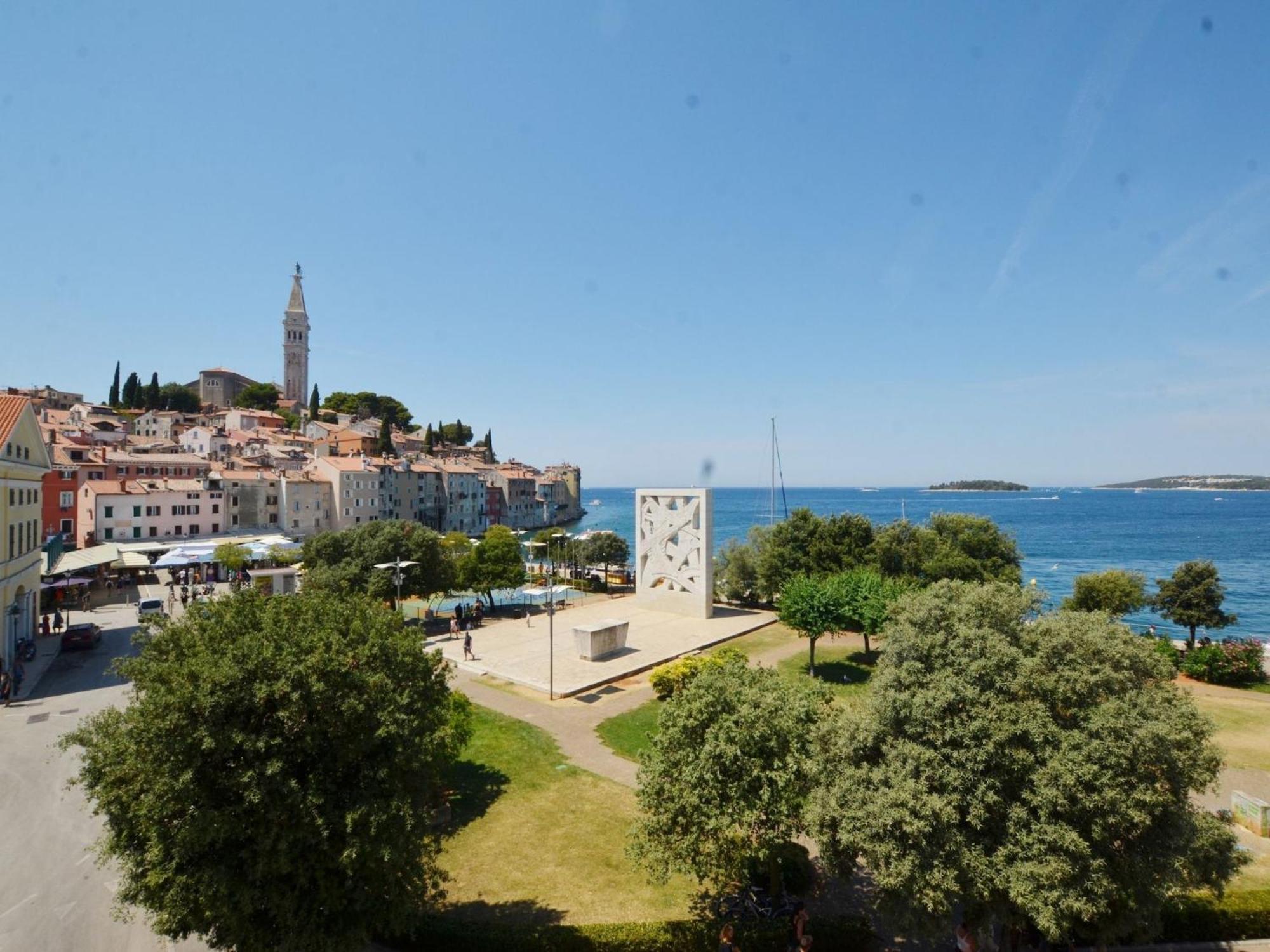 Sunny With Sea View - One Bedroom With Sea View Apartman